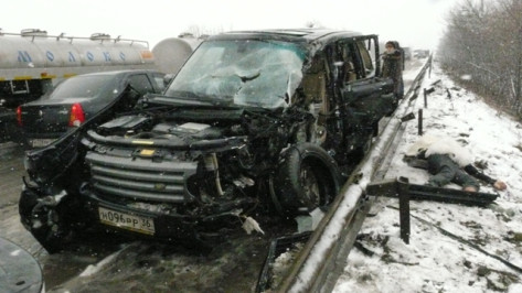 В Острогожском районе столкнулись грузовик, микроавтобус и два легковых автомобиля