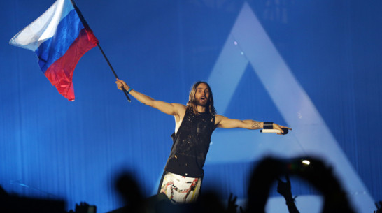 Воронежские фанаты споют для Джареда Лето песню и запустят бумажные самолетики