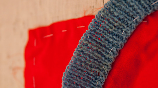 В воронежском ДК выставили арт-объекты из закрашенных карт и старых тряпок