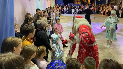 Для детей участников СВО в воронежских театрах прошли новогодние представления