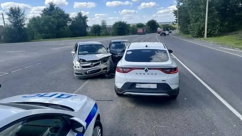 В Воронеже на нерегулируемом перекрестке столкнулись 3 машины: пострадали 2 человека