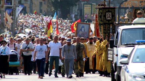 Около 8 тыс человек отправились из Воронежа в Митрофано-Тихоновский крестный ход