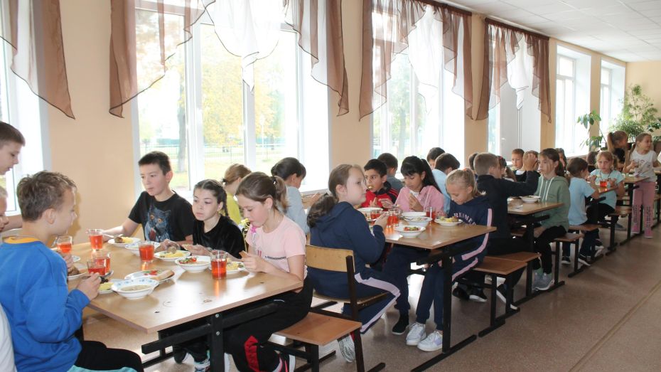 В хохольской сельской школе впервые за 50 лет капитально отремонтировали обеденный зал