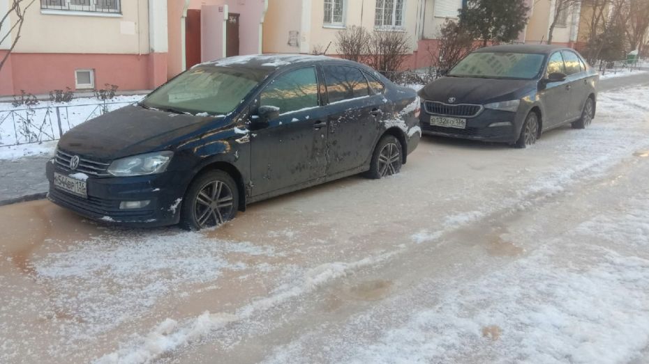 Замерзшее содержимое канализации сковало колеса автомобилей в Воронеже