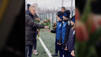 Воронежский «Факел» поздравил болельщиц и воспитанниц клубной академии с 8 Марта