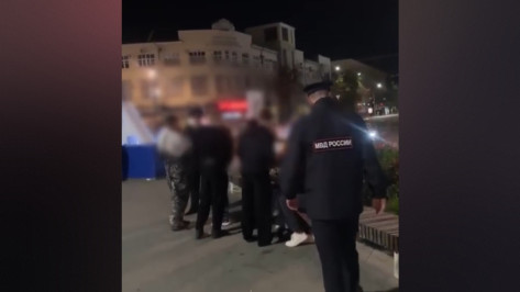 Полицейские задержали в центре Воронежа 15 пьяных подростков