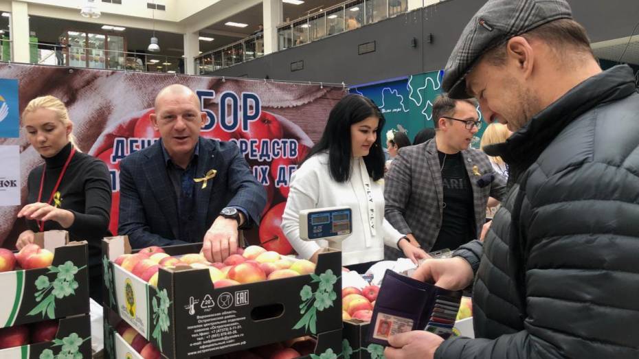 Воронежский олимпиец встал за прилавок ради сбора денег для онкобольных детей