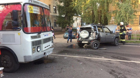 В Воронеже при столкновении «ПАЗа» и Chevrolet Niva пострадали 4 человека