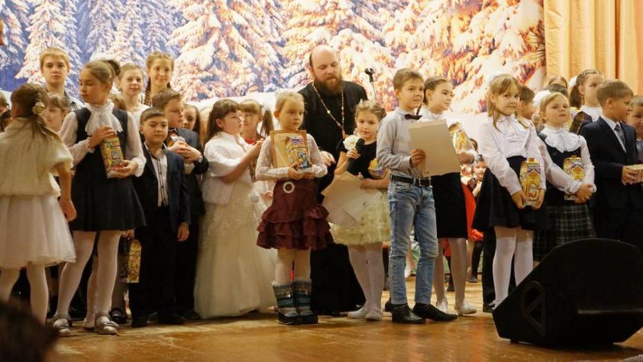 В Семилуках на рождественском фестивале собрали деньги для Воронежского детского хосписа