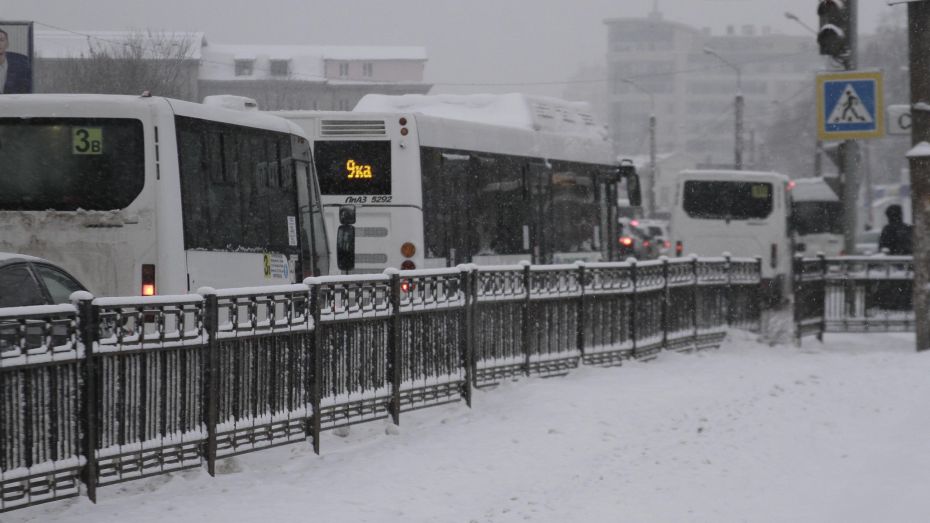 Снегопад спровоцировал 9-балльные пробки в Воронеже вечером 8 декабря
