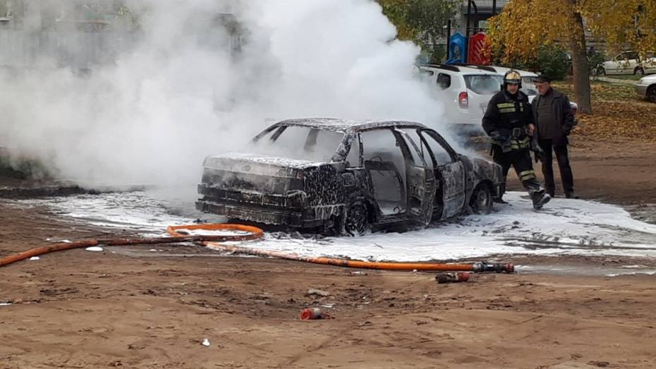 В Воронеже сгорел автомобиль Volkswagen Passat