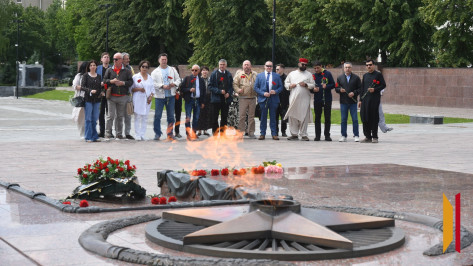 Иностранные эксперты форума «Антициклон-2025» и сотрудники РИА «Воронеж» почтили память погибших в годы Великой Отечественной войны