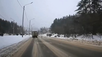 В Воронеже у Юго-Западного кладбища у «Газели» на ходу отвалились два колеса: видео