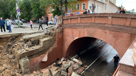 Режим ЧС введут после обрушения части подпорной стены Каменного моста в Воронеже