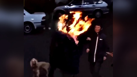 Воронежские подростки подожгли куртку на товарище и сняли это на видео