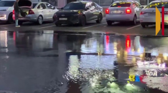 Крупную коммунальную аварию, оставившую без воды центр Воронежа, сняли на видео