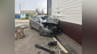 В Воронежской области пьяная женщина на Kia врезалась в стену магазина: пострадали 2 человека