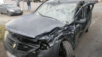 В столкновении Renault и фуры в Воронежской области пострадали 3 человека