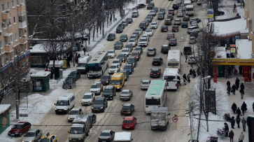 Снегопад вызвал 10-балльные пробки в Воронеже 1 декабря