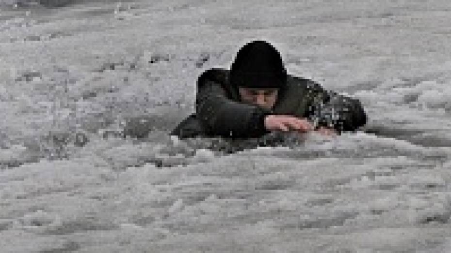 В Воронежской области полицейский вытащил из ледяной воды рыбака