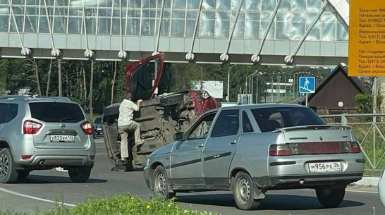 На видео попал момент ДТП с перевернувшимся Renault на проспекте Патриотов в Воронеже