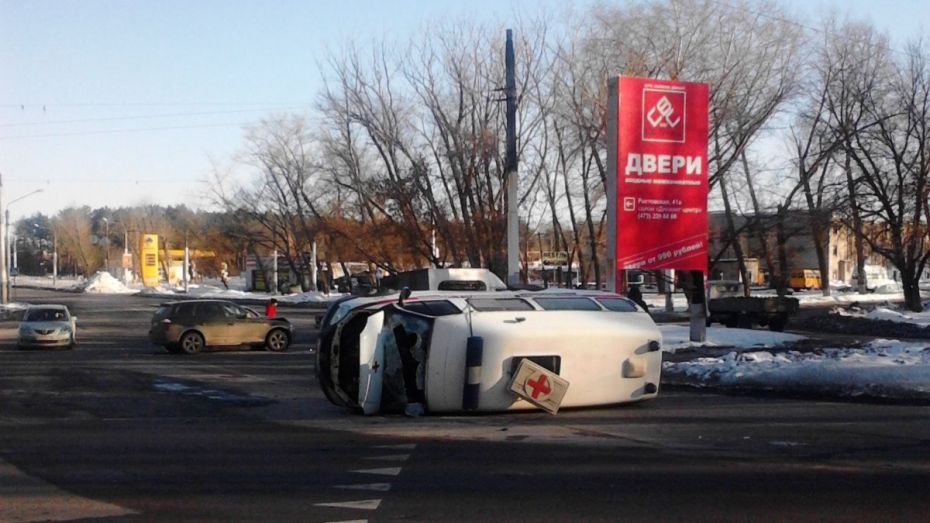 Скорая воронеж. ДТП Воронеж сегодня на Ростовской улице. Авария на Саврасова Воронеж. Ростовская улица авария вчера в Воронеже.