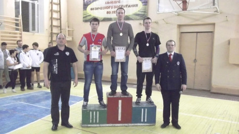 Нижнедевицкий гиревик победил на областных соревнованиях