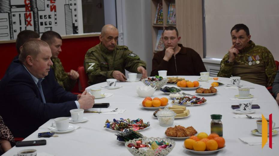 В Подгоренском районе ветераны боевых действий и участник СВО встретились с молодежью