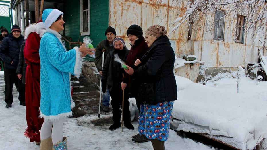 Таловские журналисты поздравили с Новым годом жителей приюта «Новая жизнь»
