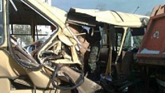 В Воронеже маршрутный «ПАЗ» врезался в самосвал: трое пострадали