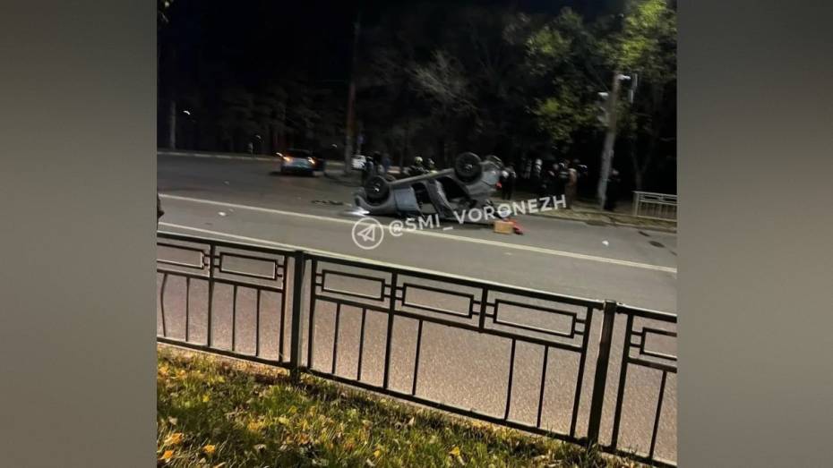 В Воронеже на улице Писателя Маршака в ночь на 21 сентября перевернулся автомобиль