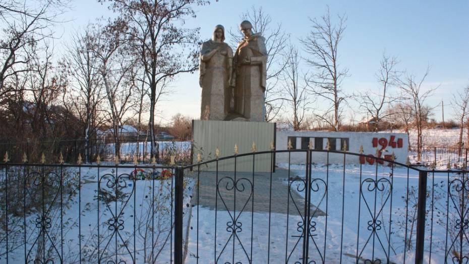 Ольховатские активисты реконструировали памятник герою Великой Отечественной войны