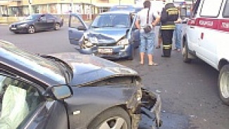 В центре Воронежа при столкновении трех машин пострадали дети