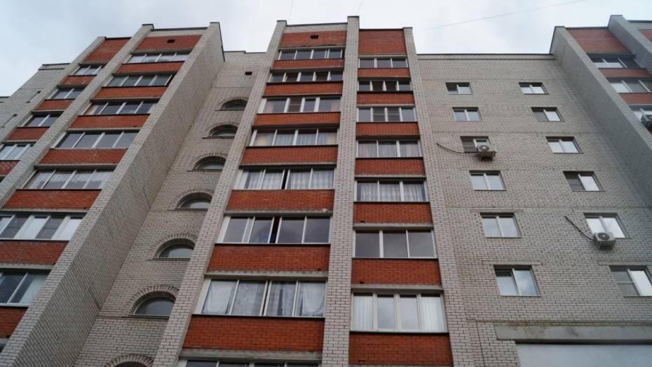 В Воронеже женщина выпала из окна 2 этажа и погибла