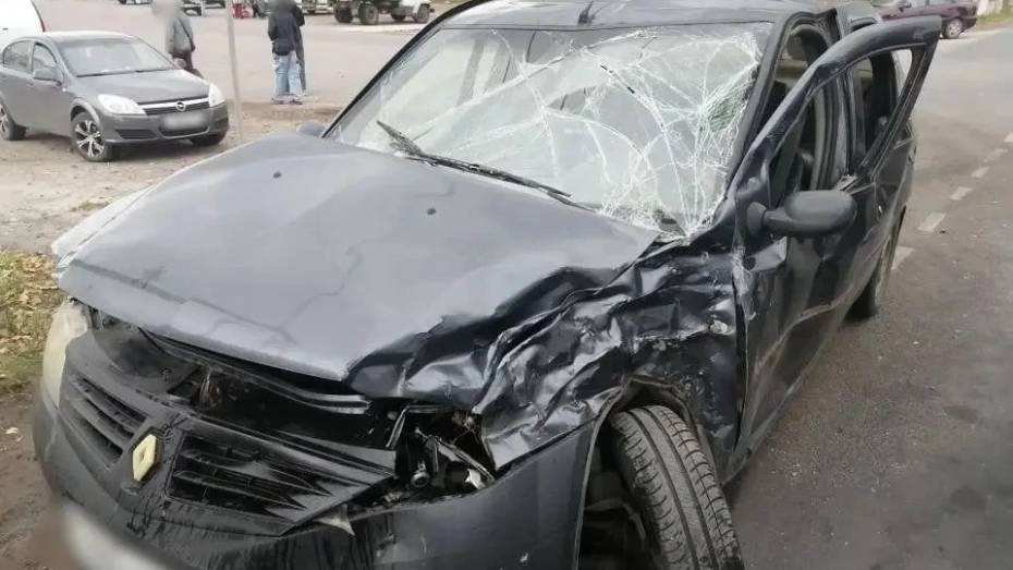 В столкновении Renault и фуры в Воронежской области пострадали 3 человека