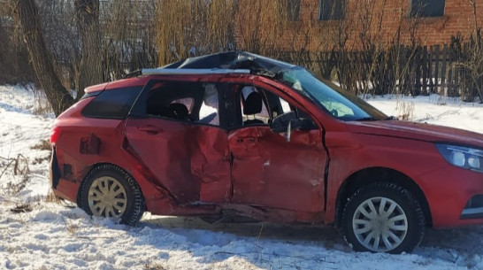 Легковушка врезалась в КамАЗ под Воронежем: пострадали трое