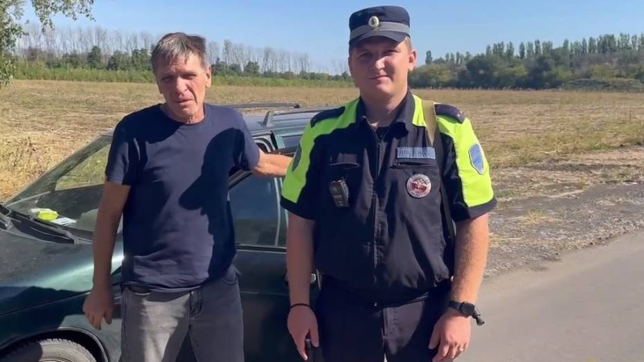 Под Воронежем полицейские помогли водителю починить машину