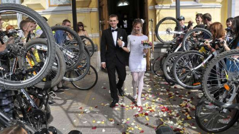 В Воронеже свадебный велокортеж собрал 50 велосипедов и две пары роликов