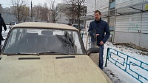 Владельцу «копейки», из-за которой эвакуировали жильцов 16-этажки в Воронеже, соседки посоветовали ставить машину в гараже