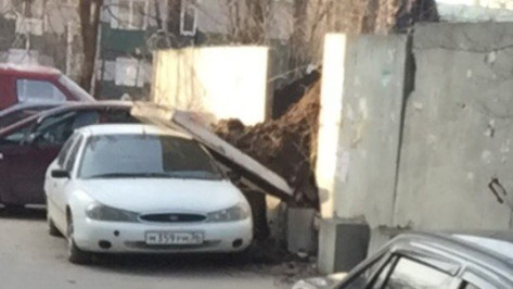 В Воронеже бетонный забор упал на иномарку