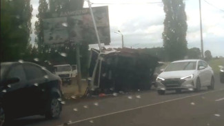 Под Воронежем произошло массовое ДТП с мусоровозом: видео появилось в Сети 