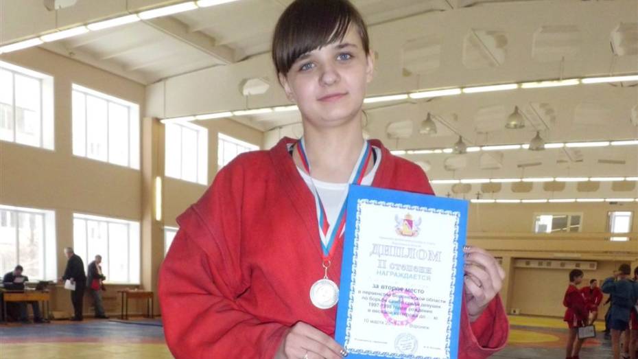 15-летняя хохольская спортсменка выиграла первенство области по самбо.