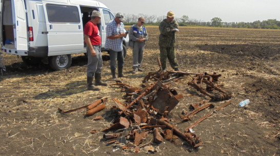 Обломки штурмовика Ил-2 времен ВОВ нашли поисковики около воронежского села Коротояк