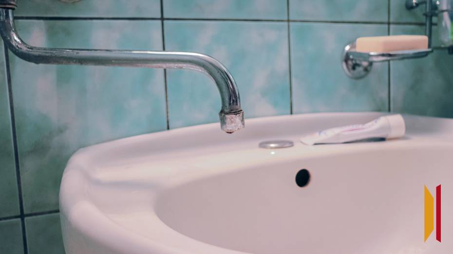 Потоп на улице Щорса в Воронеже привел к отключению холодной воды