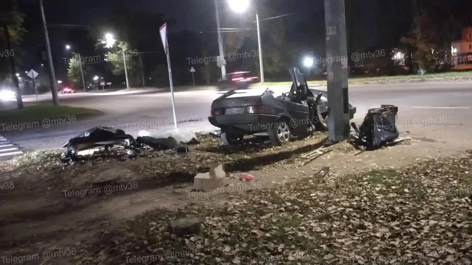 В Воронеже автомобиль разорвало пополам после ужасной аварии на улице Ростовской 13 октября