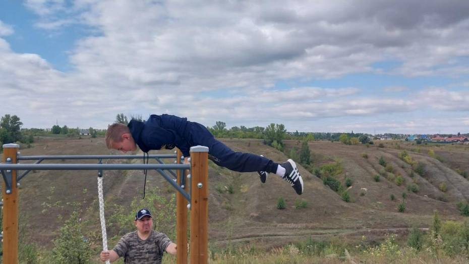 В Боброве активисты установили спорткомплекс для занятий воркаутом