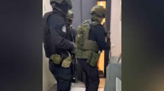 ФСБ показала видео с подпольного завода по производству табака в Воронежской области