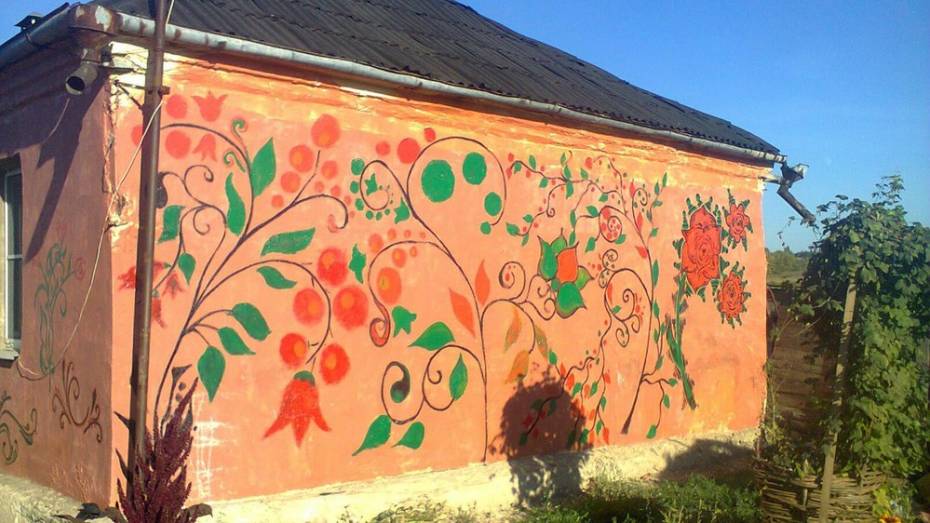Жительница Новоусманского поселка разрисовала свой дом цветами и ягодами