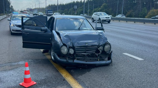 Водитель Mercedes-Benz устроил ДТП в Воронеже: двое пострадавших попали в больницу