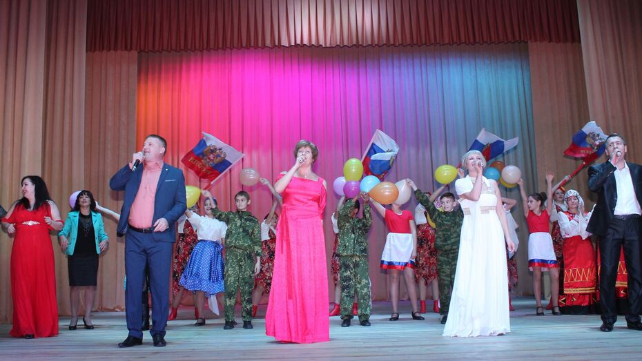 Праздничный концерт подготовили для мам Хохольского района